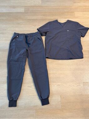 Men’s Figs Charcoal Gray Scrub Top (size large) and Joggers (size medium)